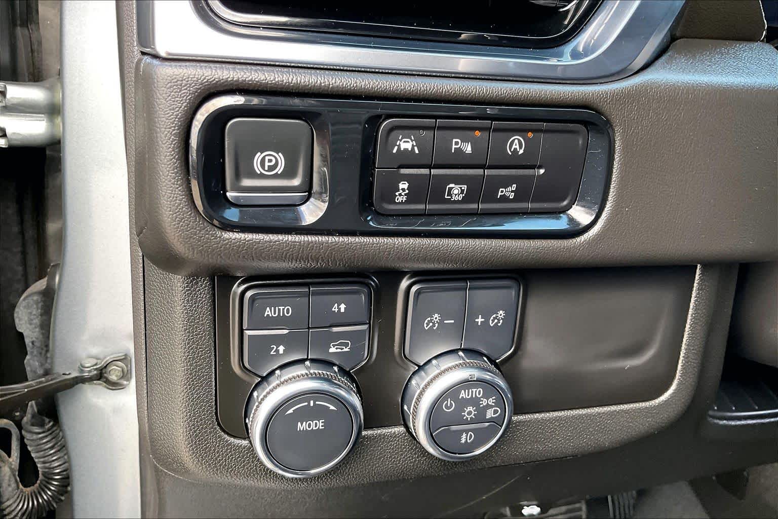 2025 GMC Yukon XL Denali photo 13 of 33
