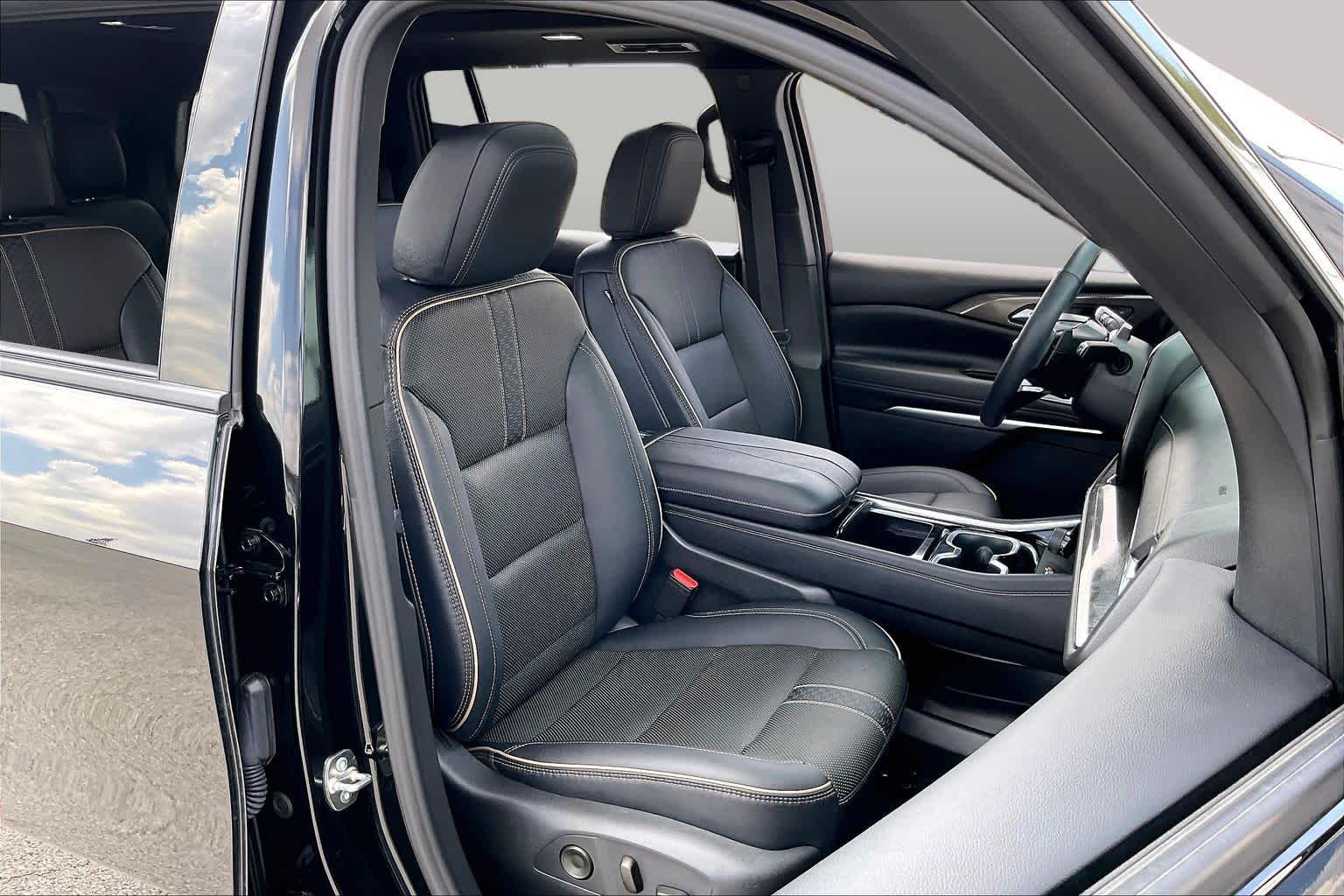 2026 Chevrolet Traverse photo 9 of 34