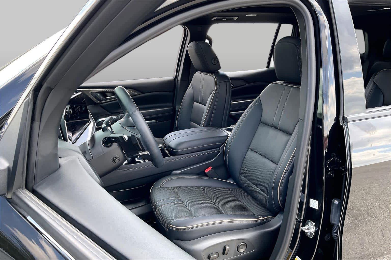 2026 Chevrolet Traverse photo 8 of 34