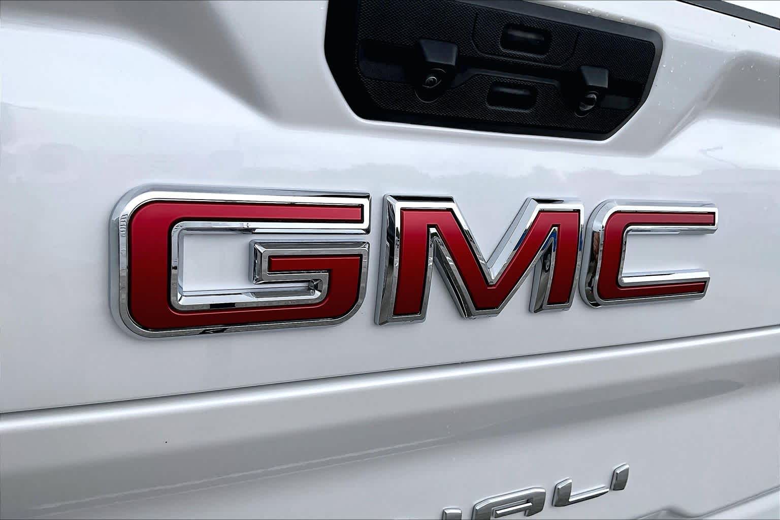 2024 GMC Sierra 2500HD Denali White Frost Tricoat at Group 1 GMC Buick South