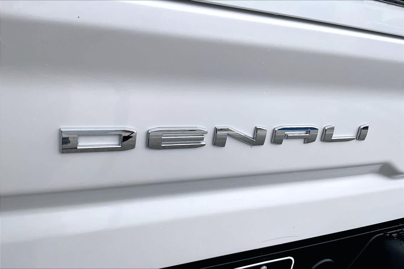 2024 GMC Sierra 2500HD Denali White Frost Tricoat at Group 1 GMC Buick South