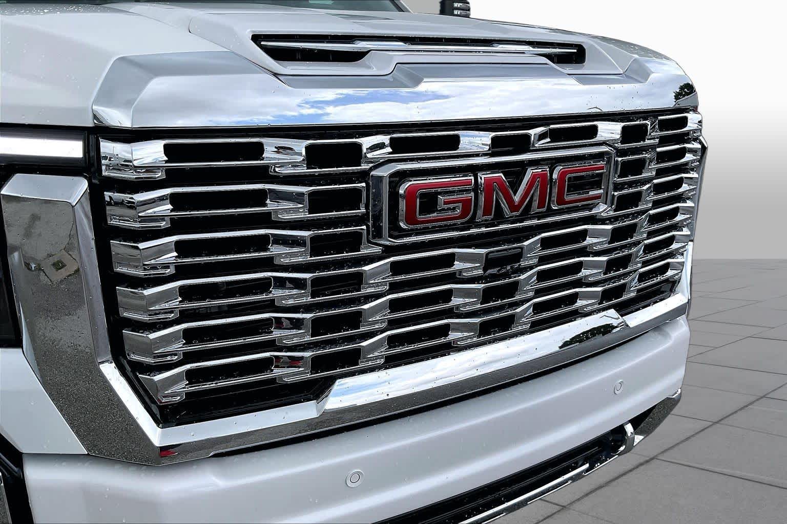 2024 GMC Sierra 2500HD Denali White Frost Tricoat at Group 1 GMC Buick South