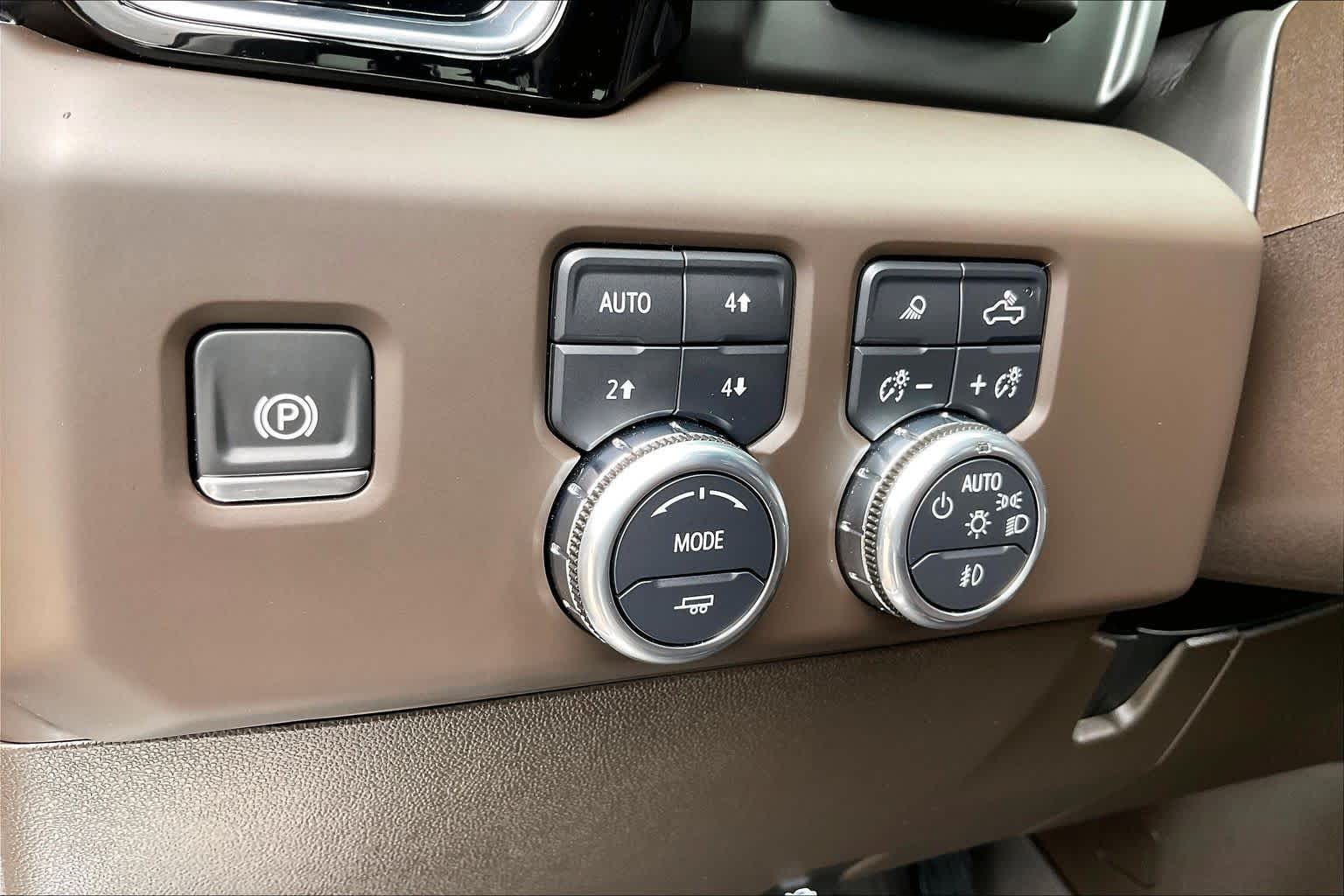 2024 GMC Sierra 2500HD Denali White Frost Tricoat at Group 1 GMC Buick South