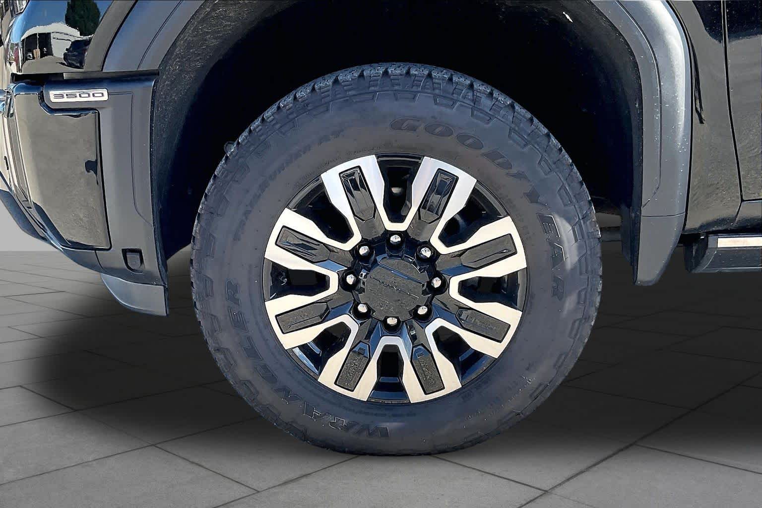2025 GMC Sierra 3500HD photo 11 of 37