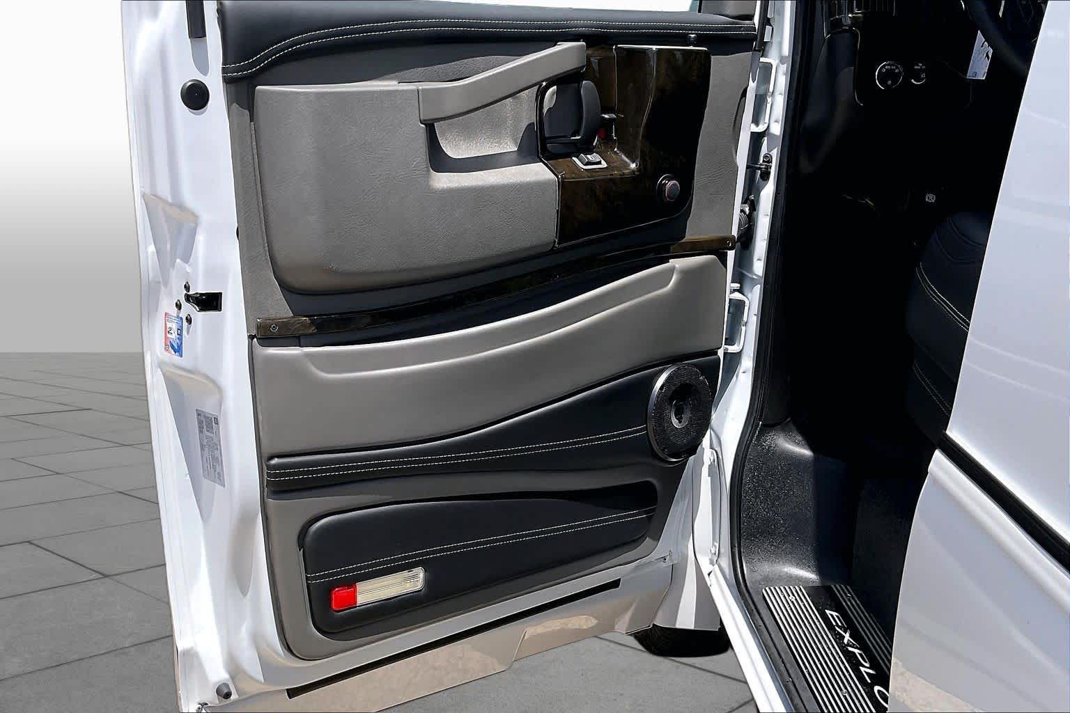 New 2026 Summit White GMC Work Van image 12