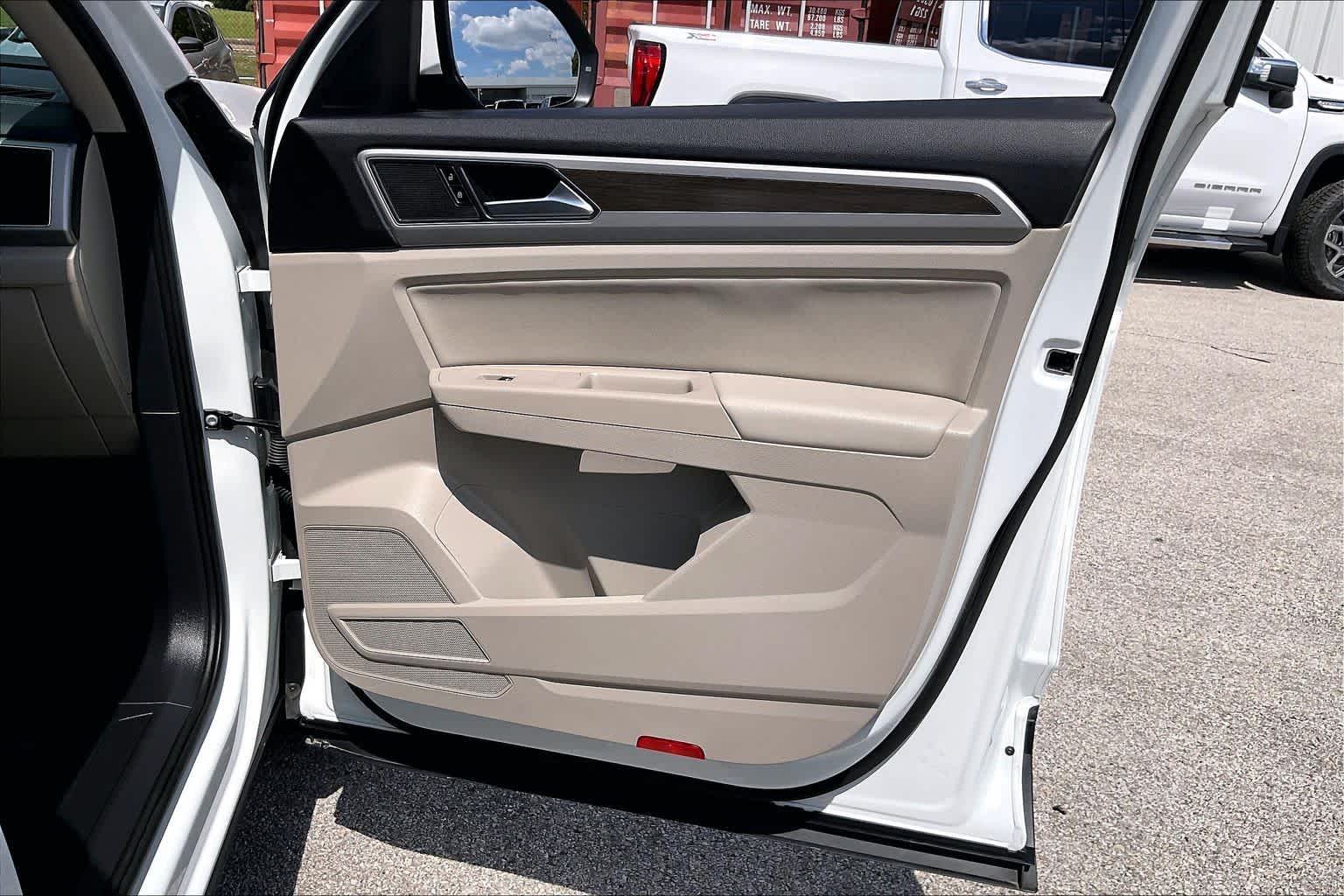 2019 Volkswagen Atlas 2.0T SE w/Technology Pure White at Westside Kia
