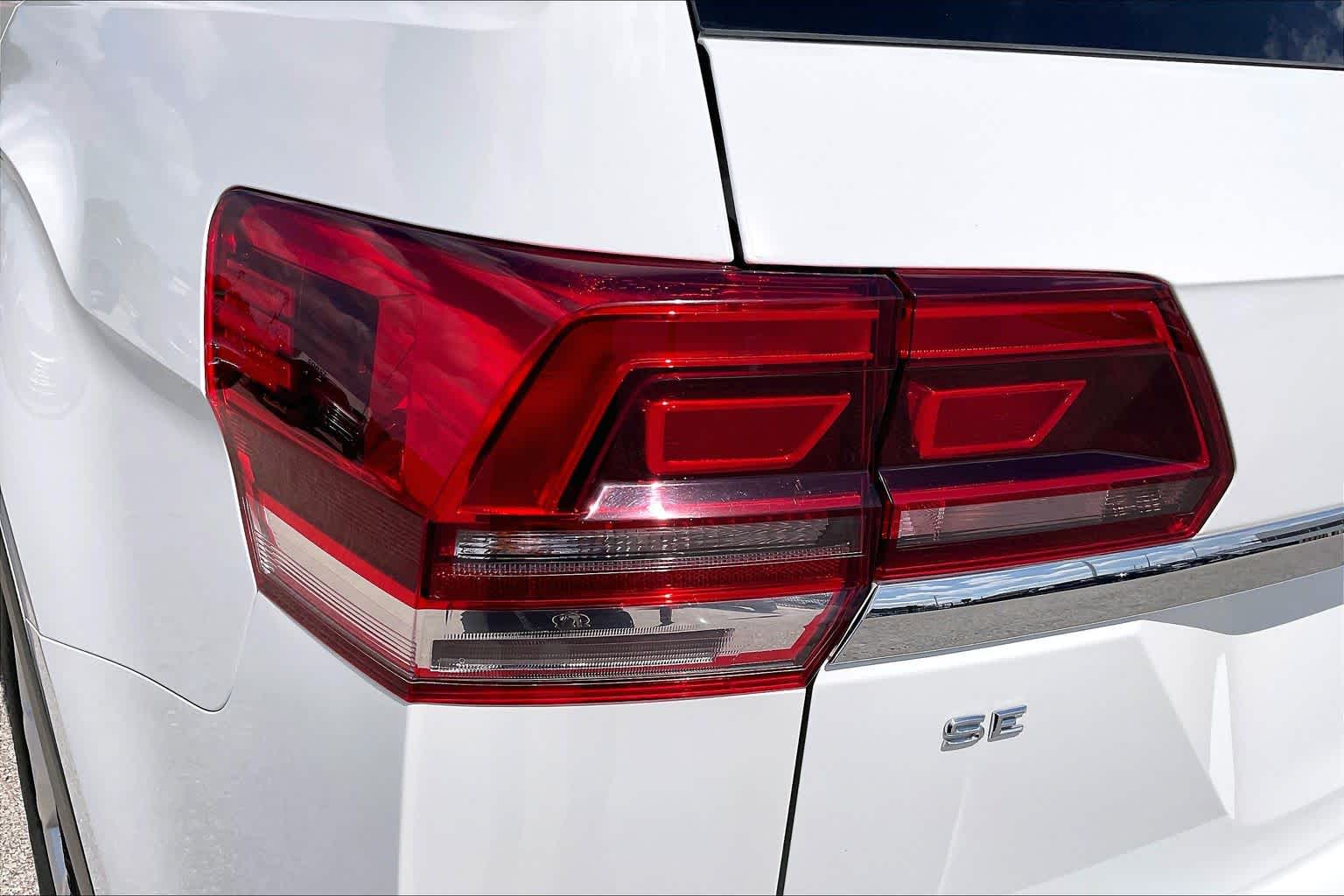 2019 Volkswagen Atlas 2.0T SE w/Technology Pure White at Westside Kia