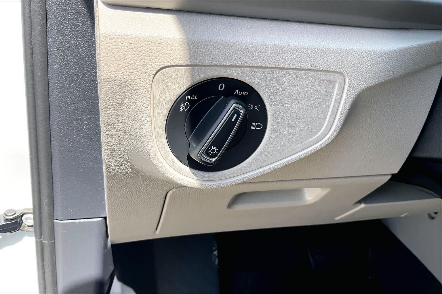 2019 Volkswagen Atlas 2.0T SE w/Technology Pure White at Westside Kia