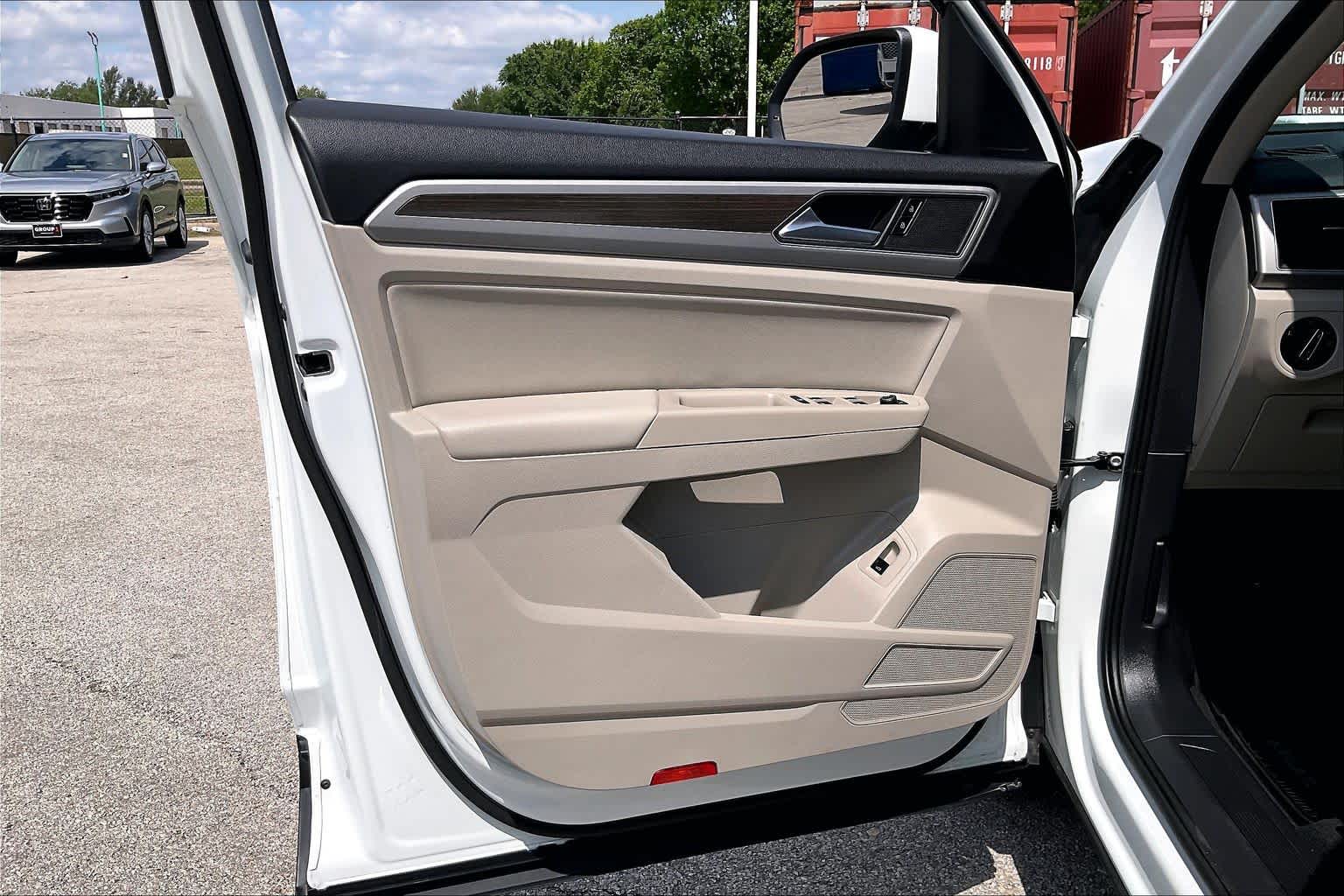 2019 Volkswagen Atlas 2.0T SE w/Technology Pure White at Westside Kia