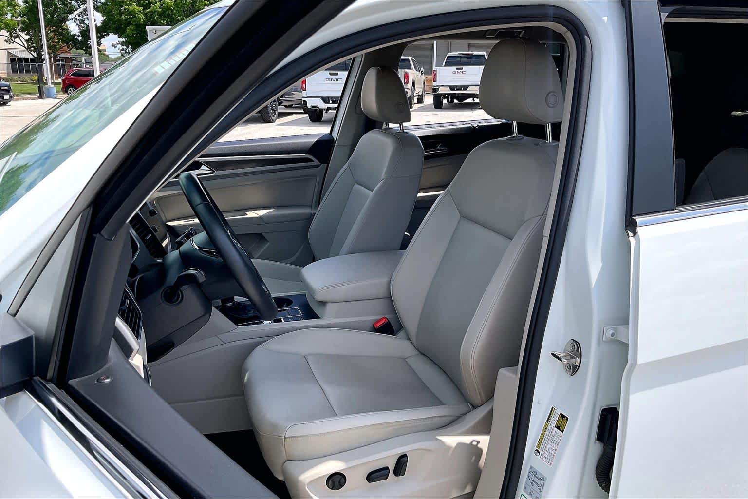 2019 Volkswagen Atlas 2.0T SE w/Technology Pure White at Westside Kia