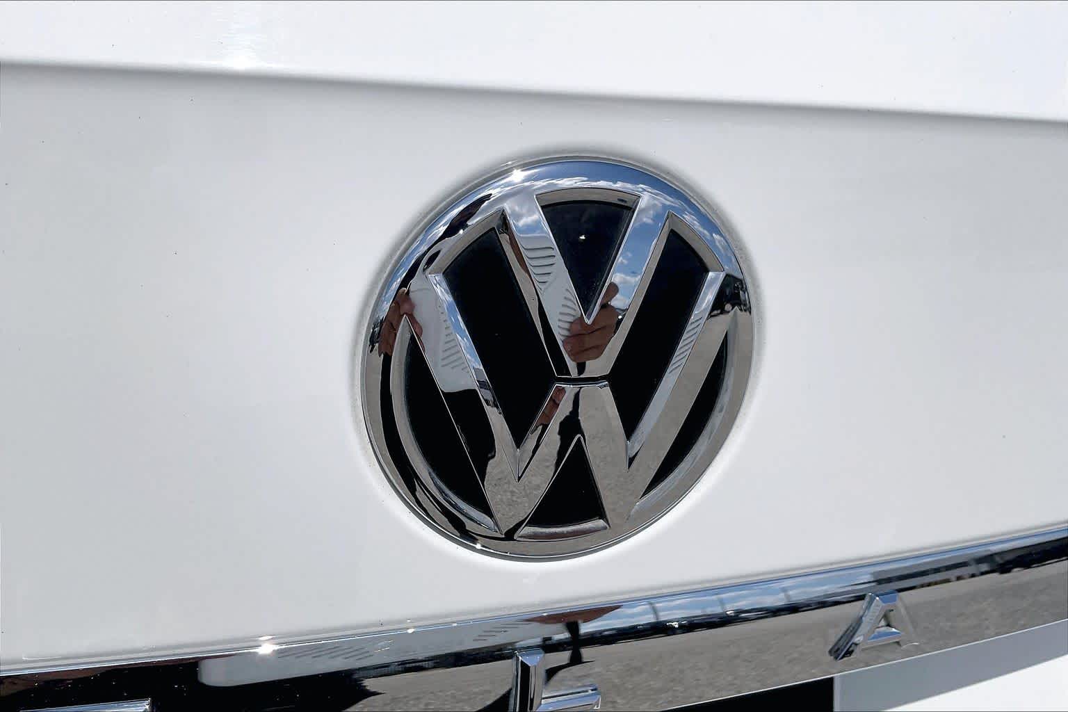 2019 Volkswagen Atlas 2.0T SE w/Technology Pure White at Westside Kia