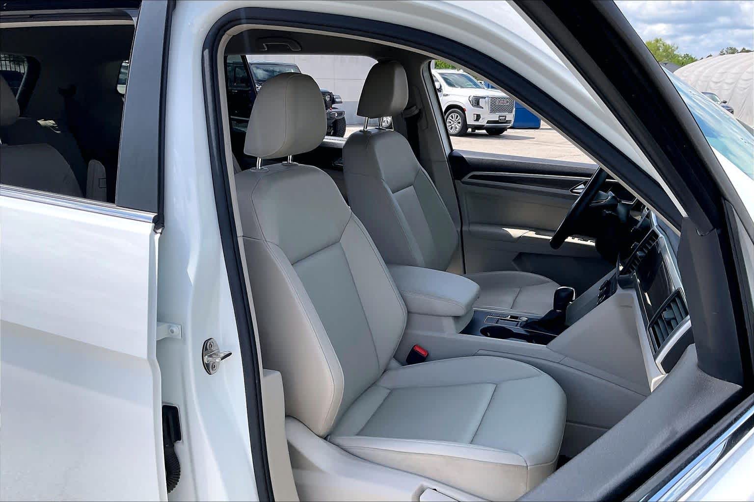 2019 Volkswagen Atlas 2.0T SE w/Technology Pure White at Westside Kia