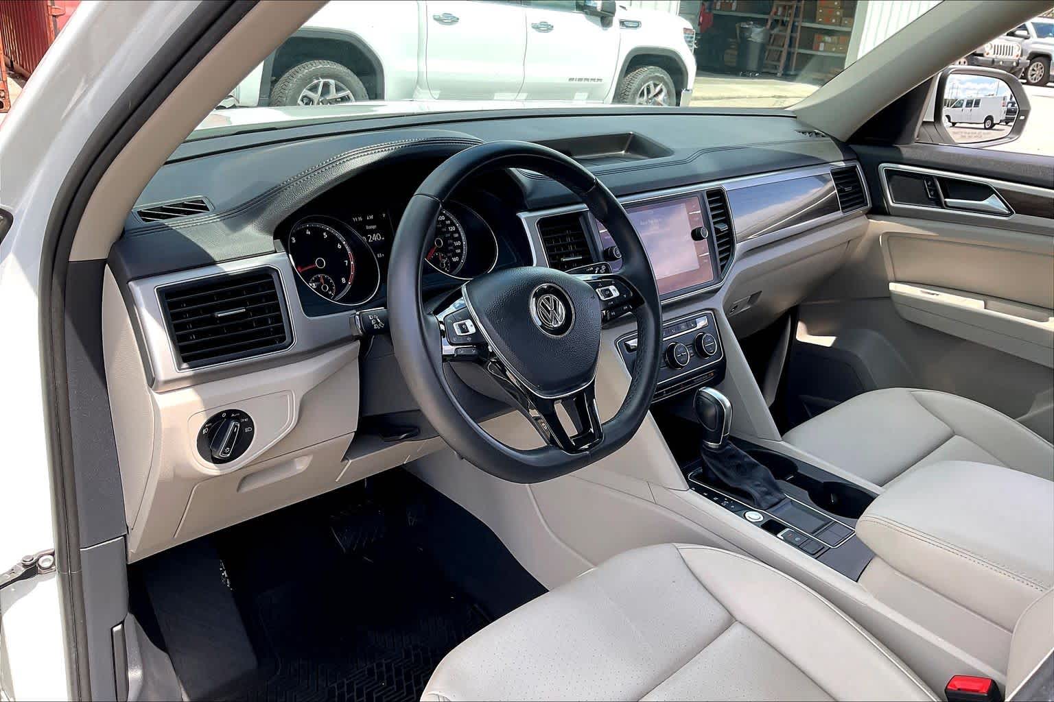 2019 Volkswagen Atlas 2.0T SE w/Technology Pure White at Westside Kia
