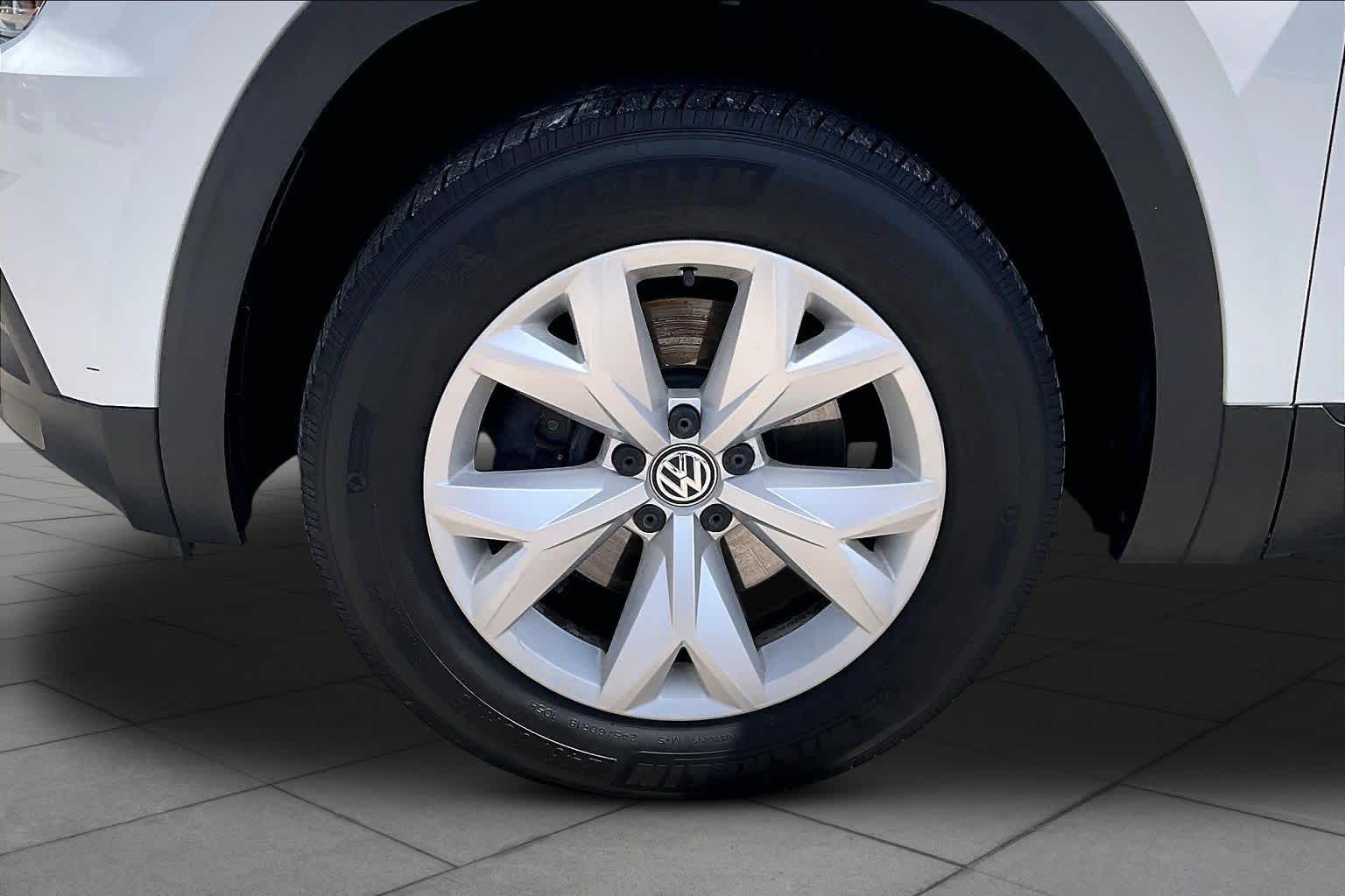 2019 Volkswagen Atlas 2.0T SE w/Technology Pure White at Westside Kia