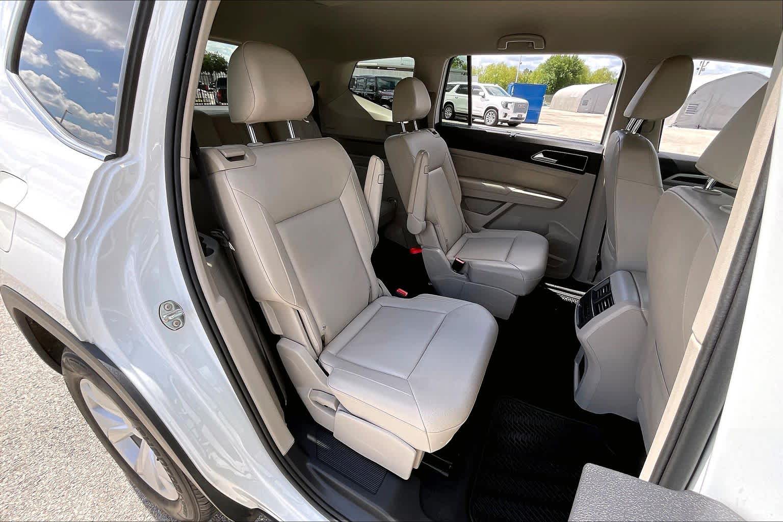 2019 Volkswagen Atlas 2.0T SE w/Technology Pure White at Westside Kia