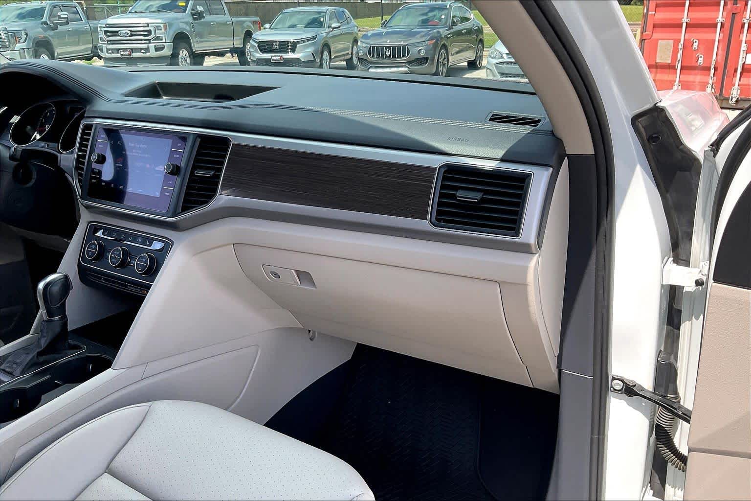 2019 Volkswagen Atlas 2.0T SE w/Technology Pure White at Westside Kia