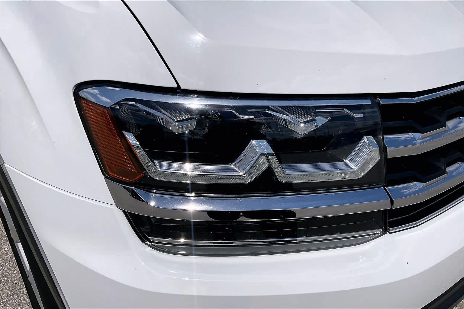 2019 Volkswagen Atlas 2.0T SE w/Technology Pure White at Westside Kia