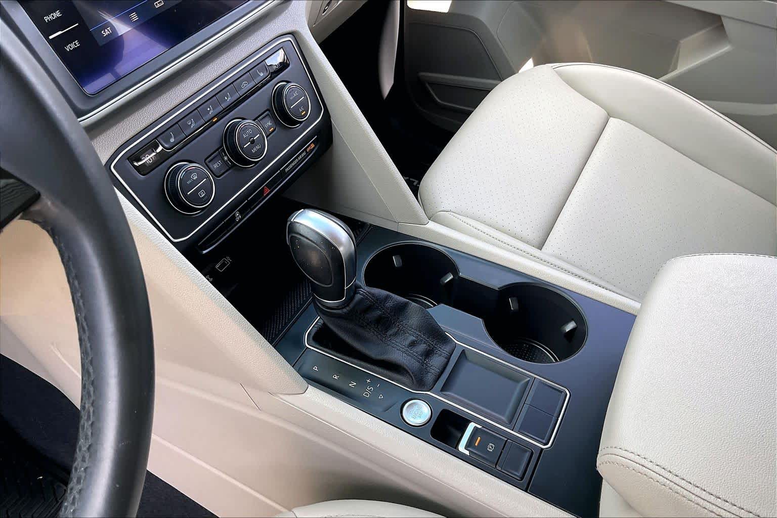 2019 Volkswagen Atlas 2.0T SE w/Technology Pure White at Westside Kia