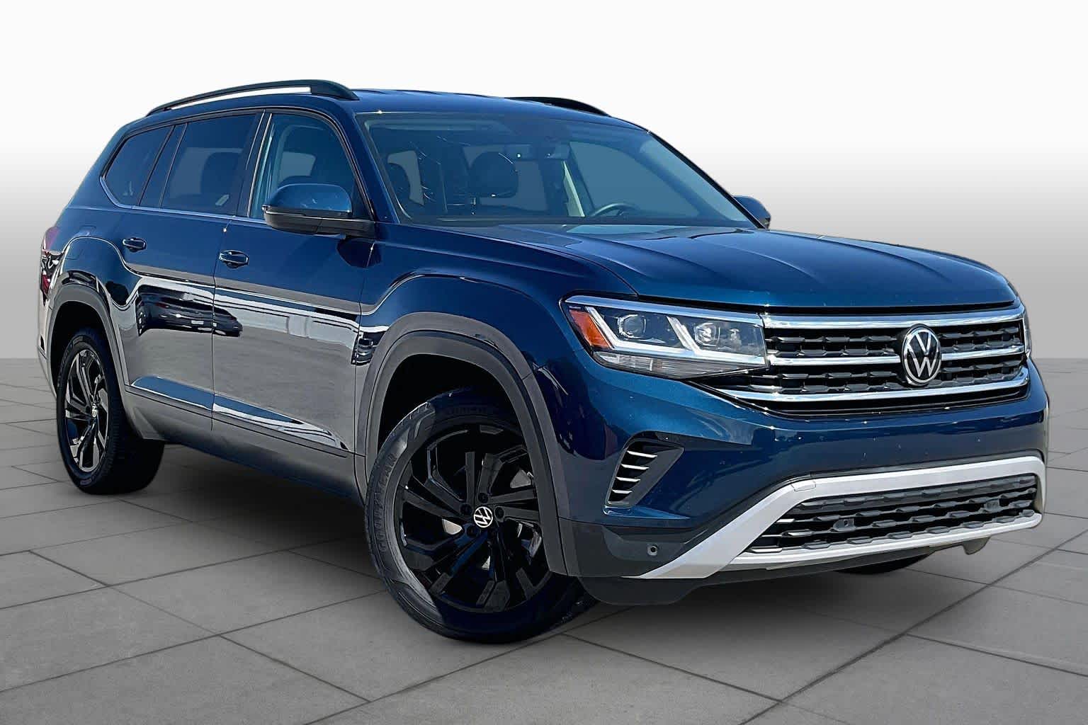 2023 Volkswagen Atlas photo 3 of 37