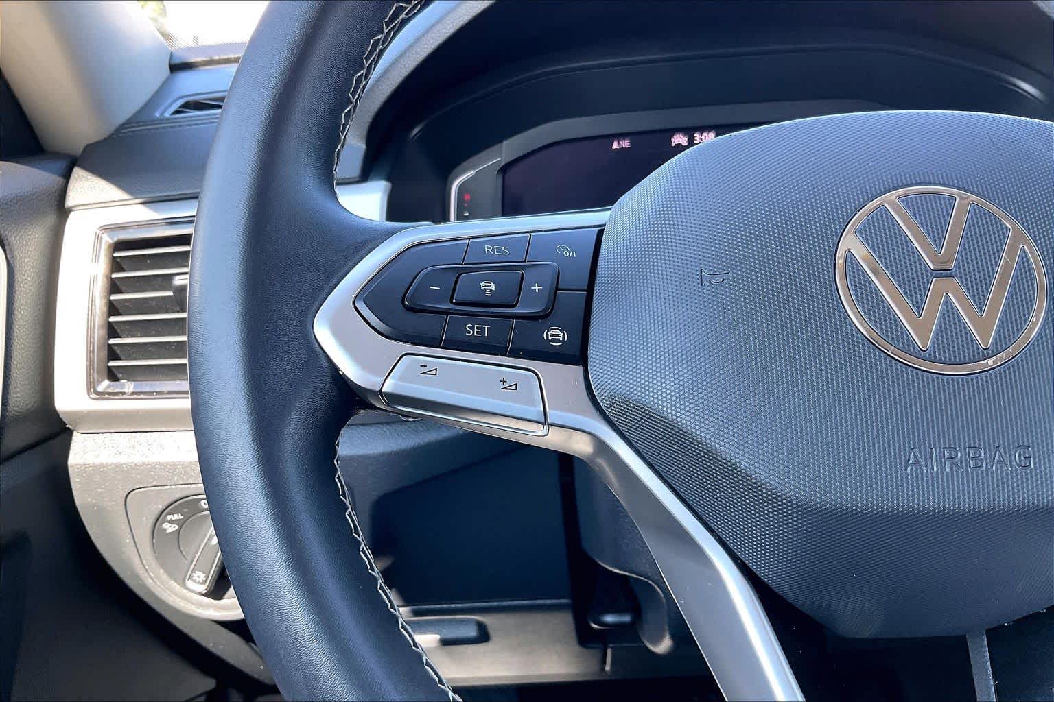 2023 Volkswagen Atlas photo 24 of 37