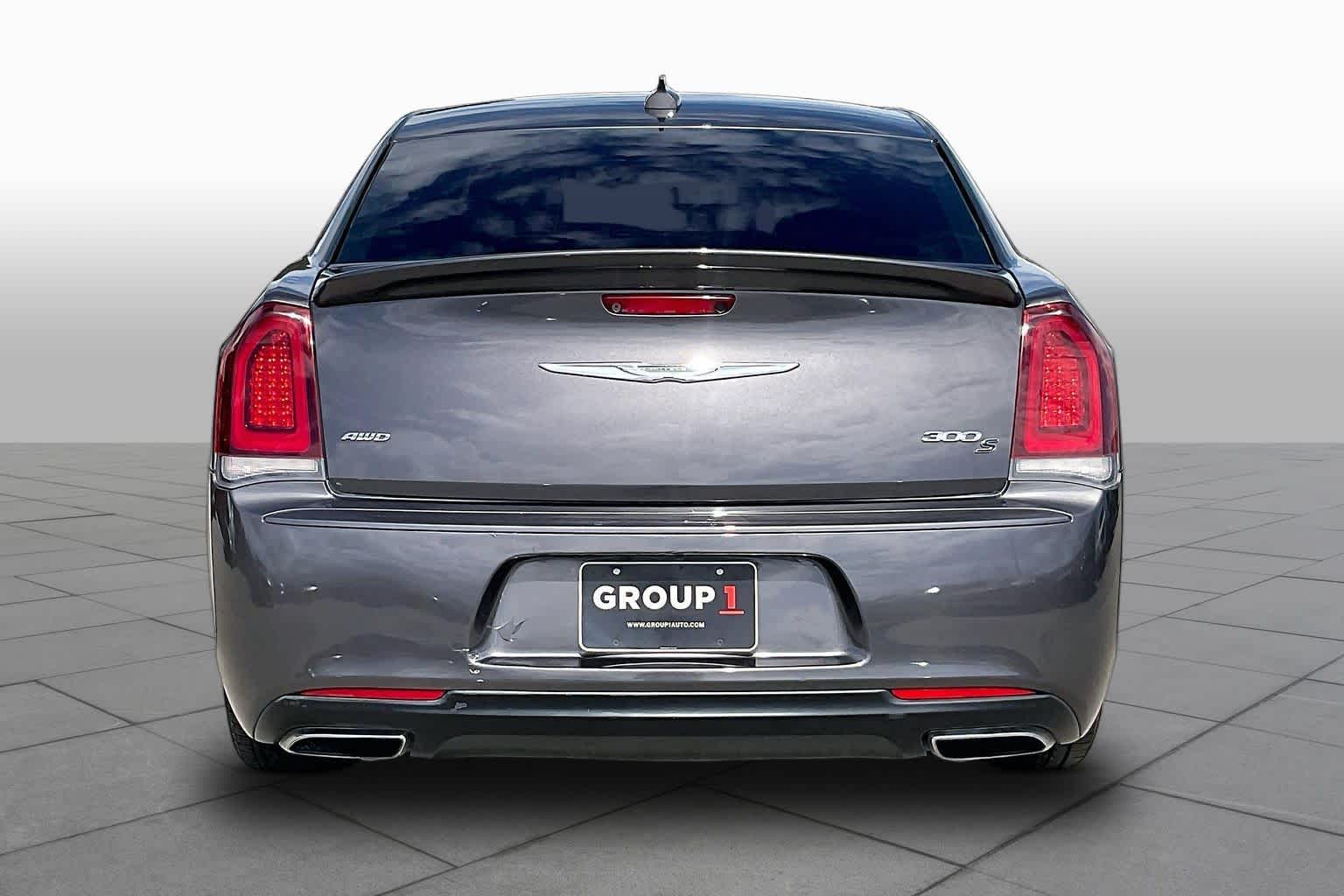2017 Chrysler 300 photo 5 of 34