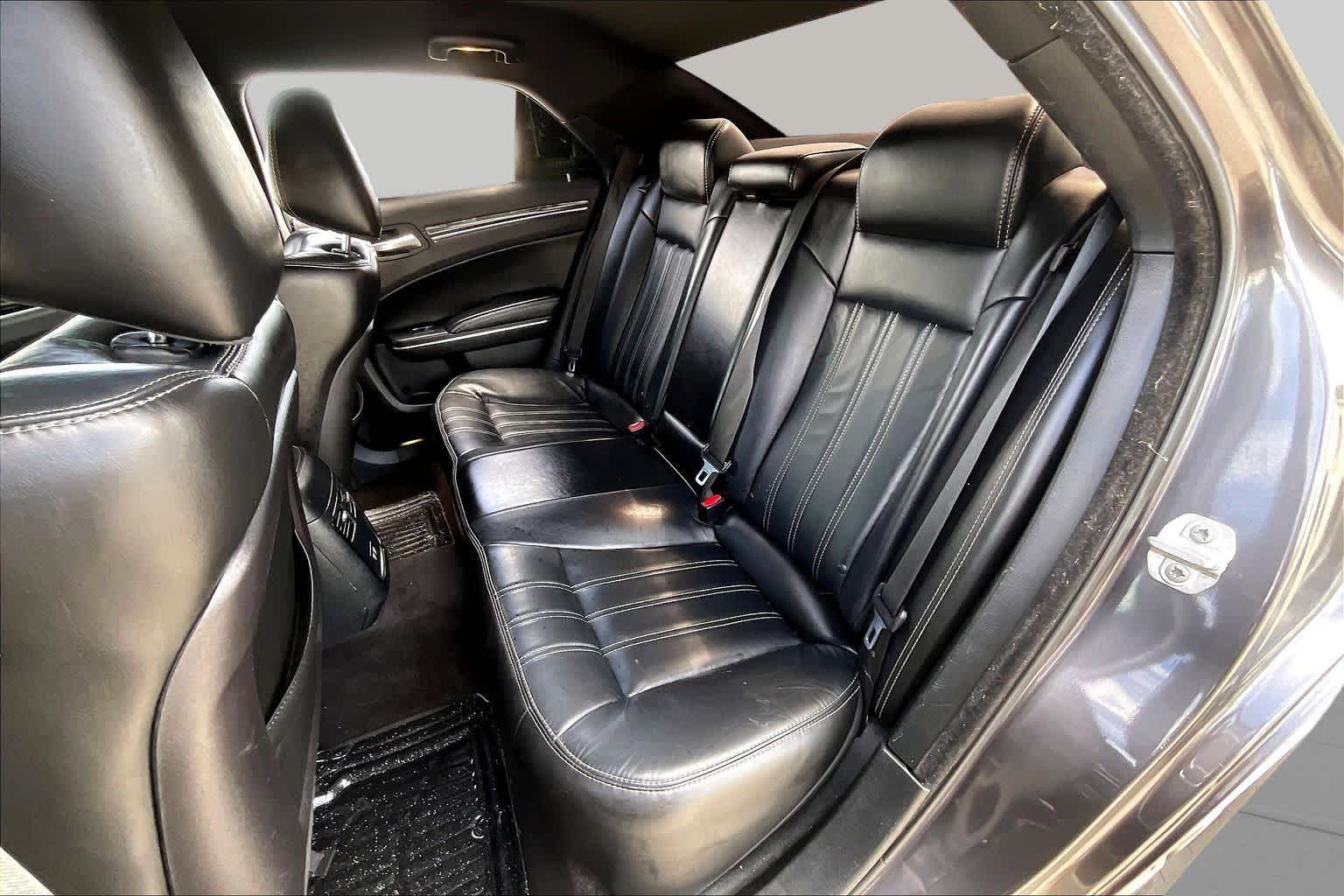 2017 Chrysler 300 photo 19 of 34