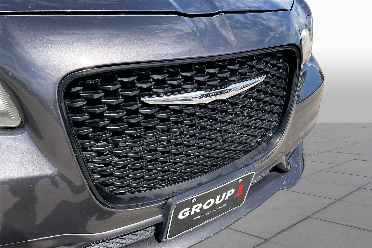 2017 Chrysler 300 photo 29 of 34
