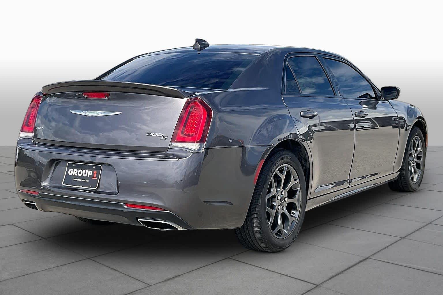 2017 Chrysler 300 photo 13 of 34