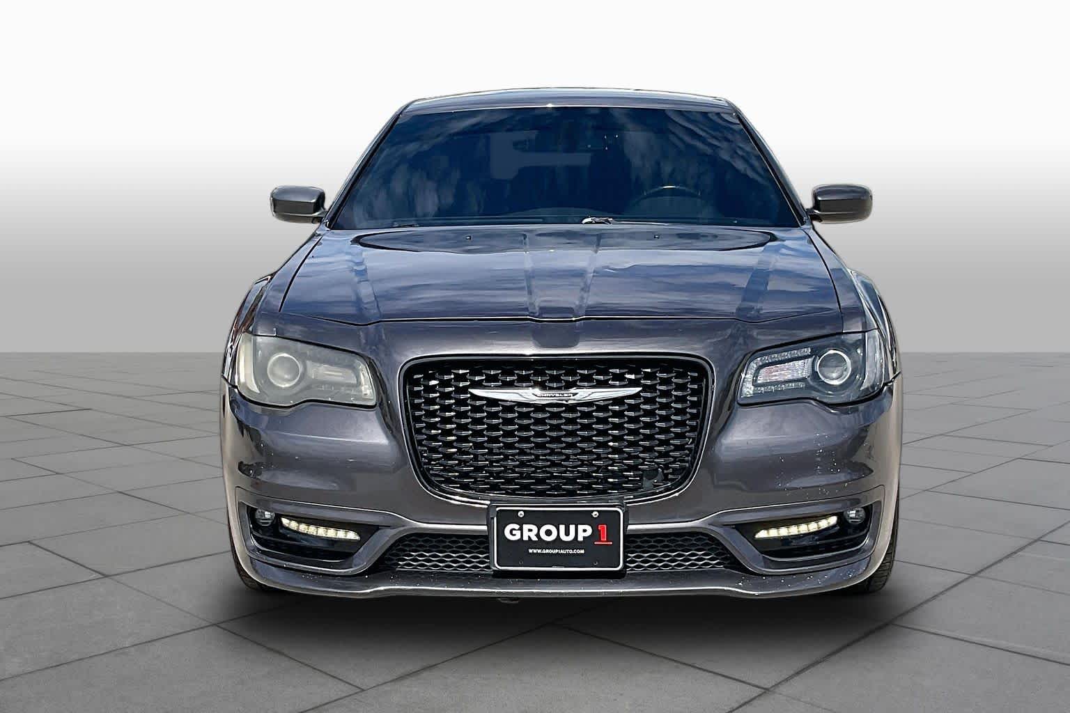 2017 Chrysler 300 photo 4 of 34