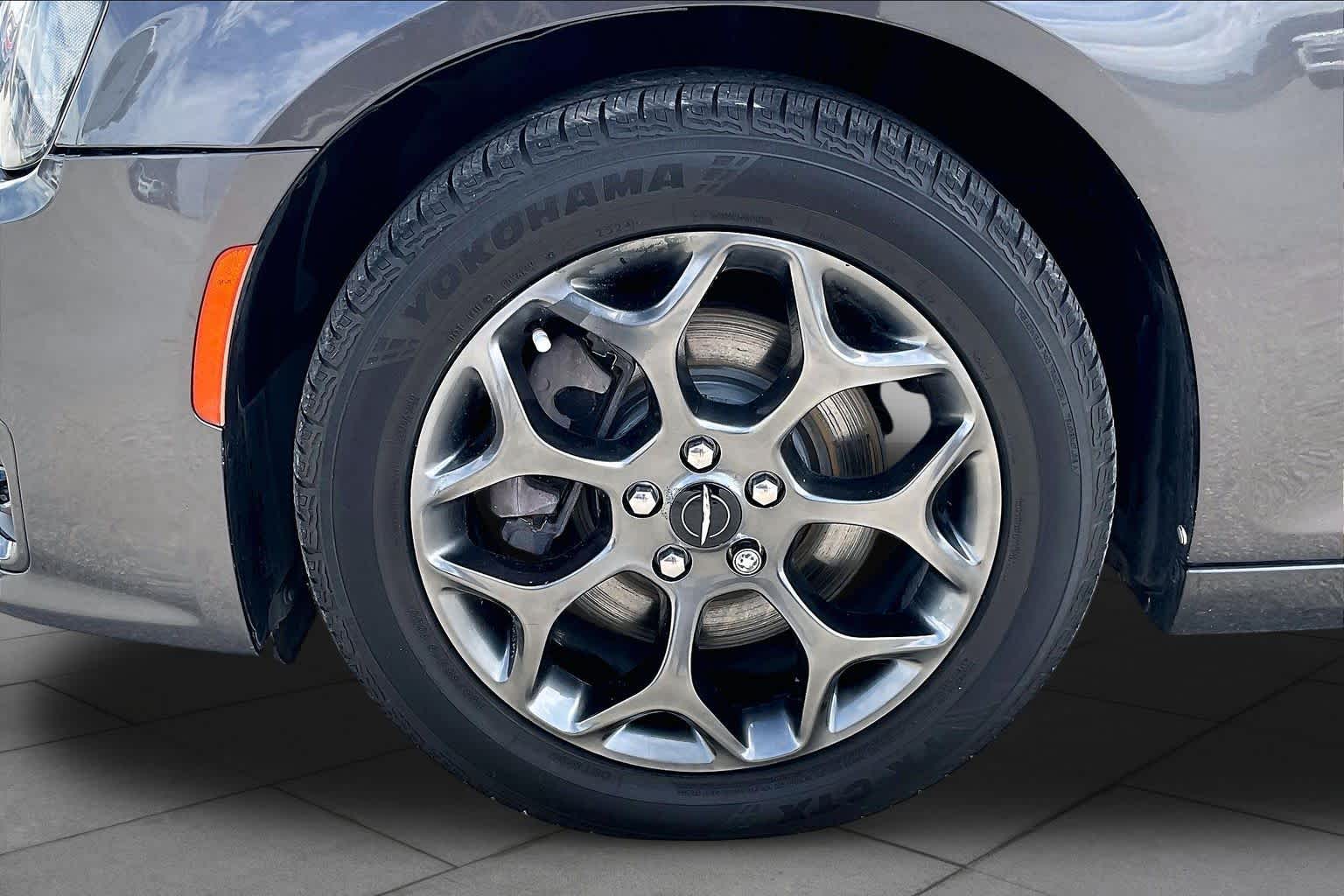 2017 Chrysler 300 photo 11 of 34