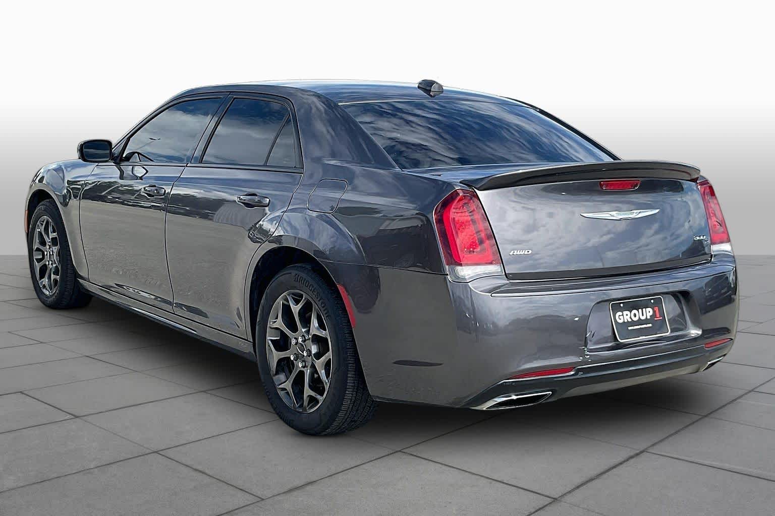 2017 Chrysler 300 photo 12 of 34