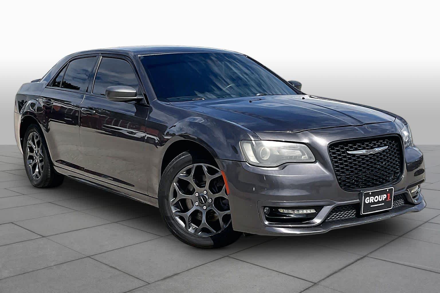 2017 Chrysler 300 photo 3 of 34