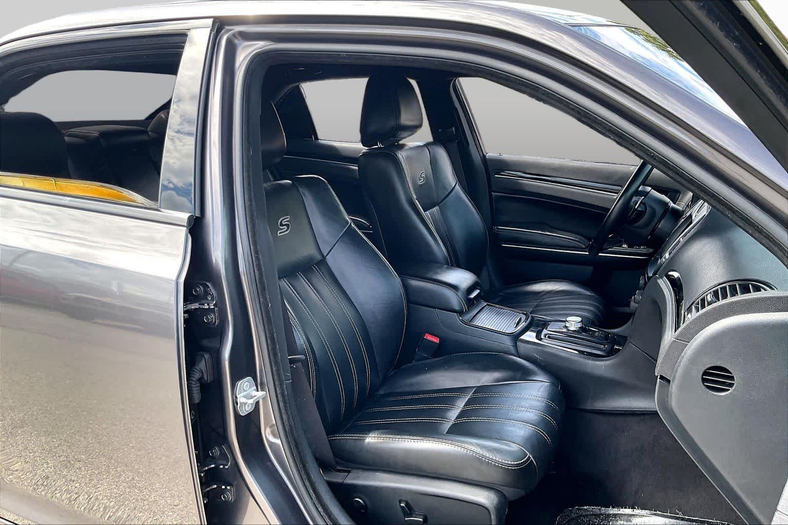 2017 Chrysler 300 photo 9 of 34