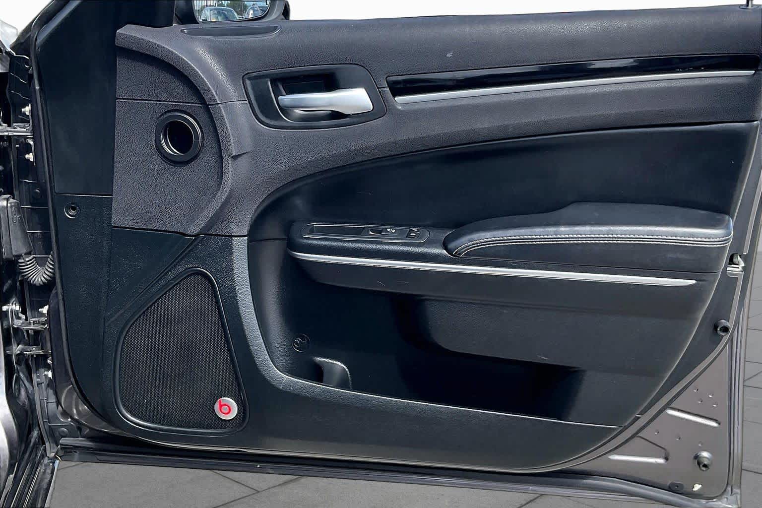 2017 Chrysler 300 photo 22 of 34