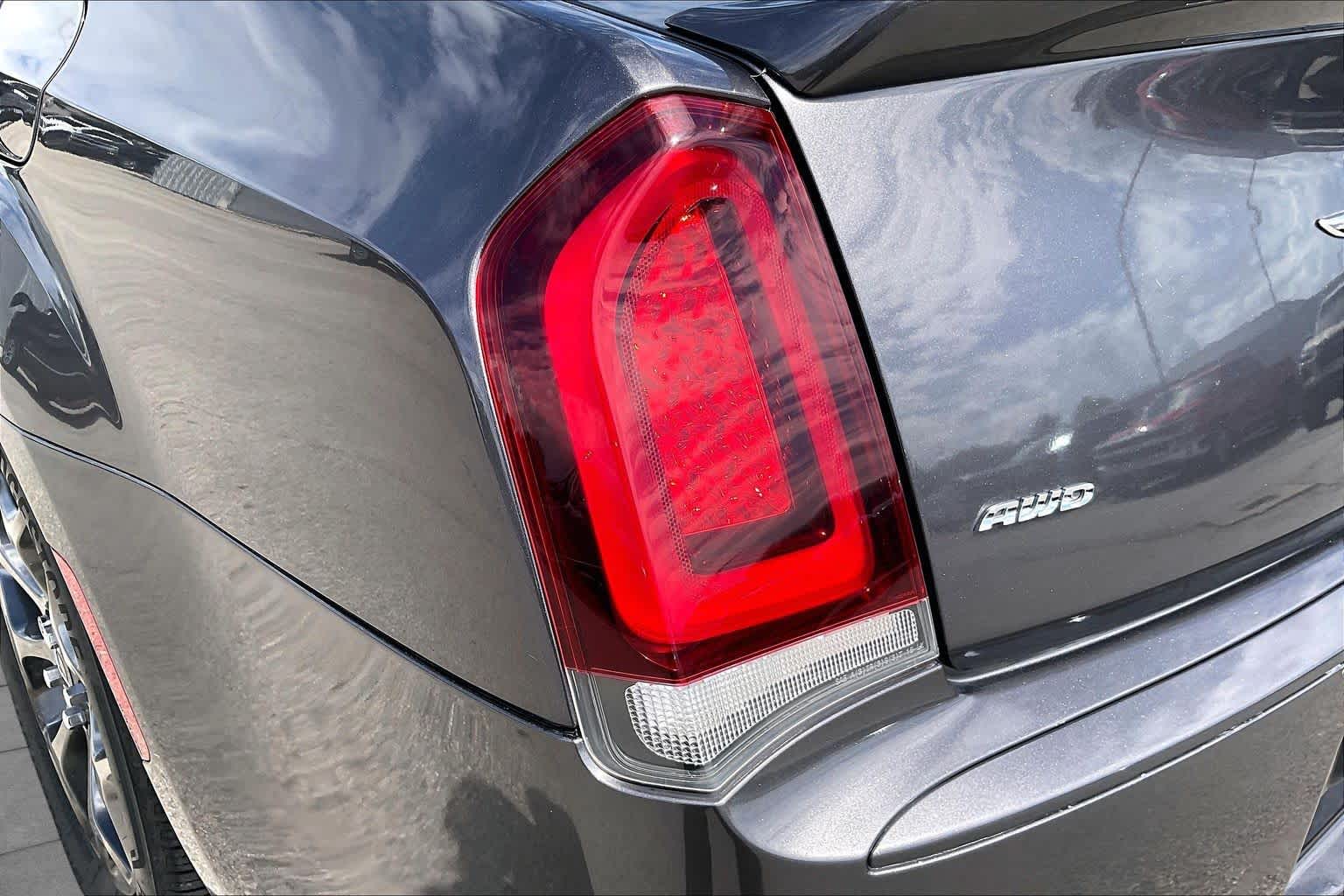 2017 Chrysler 300 photo 28 of 34