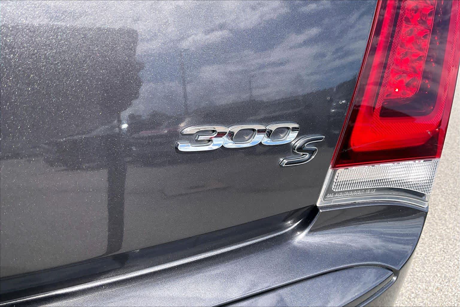 2017 Chrysler 300 photo 10 of 34