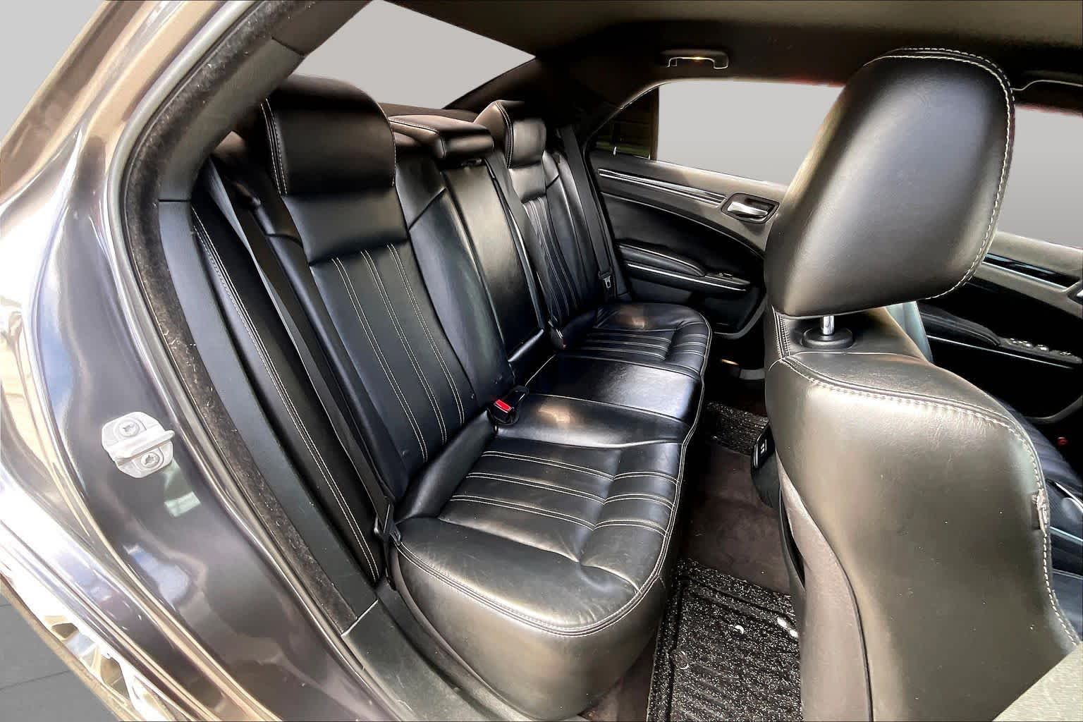 2017 Chrysler 300 photo 20 of 34