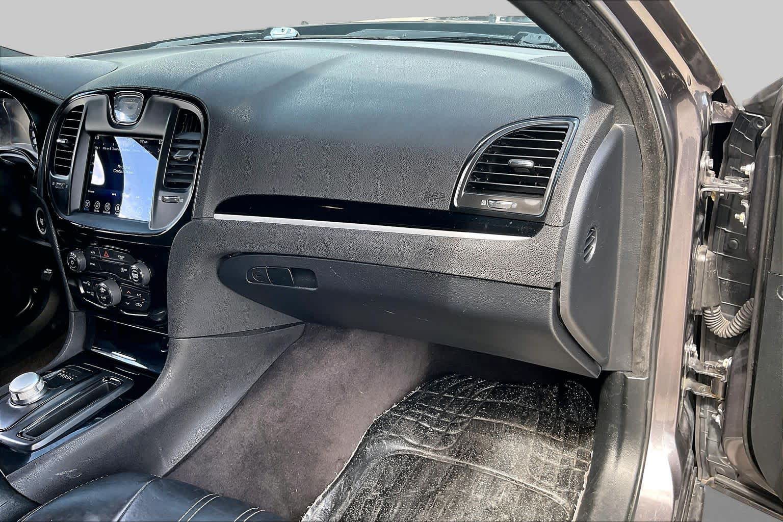 2017 Chrysler 300 photo 18 of 34