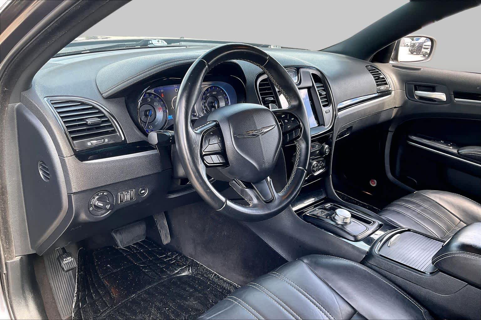 2017 Chrysler 300 photo 17 of 34