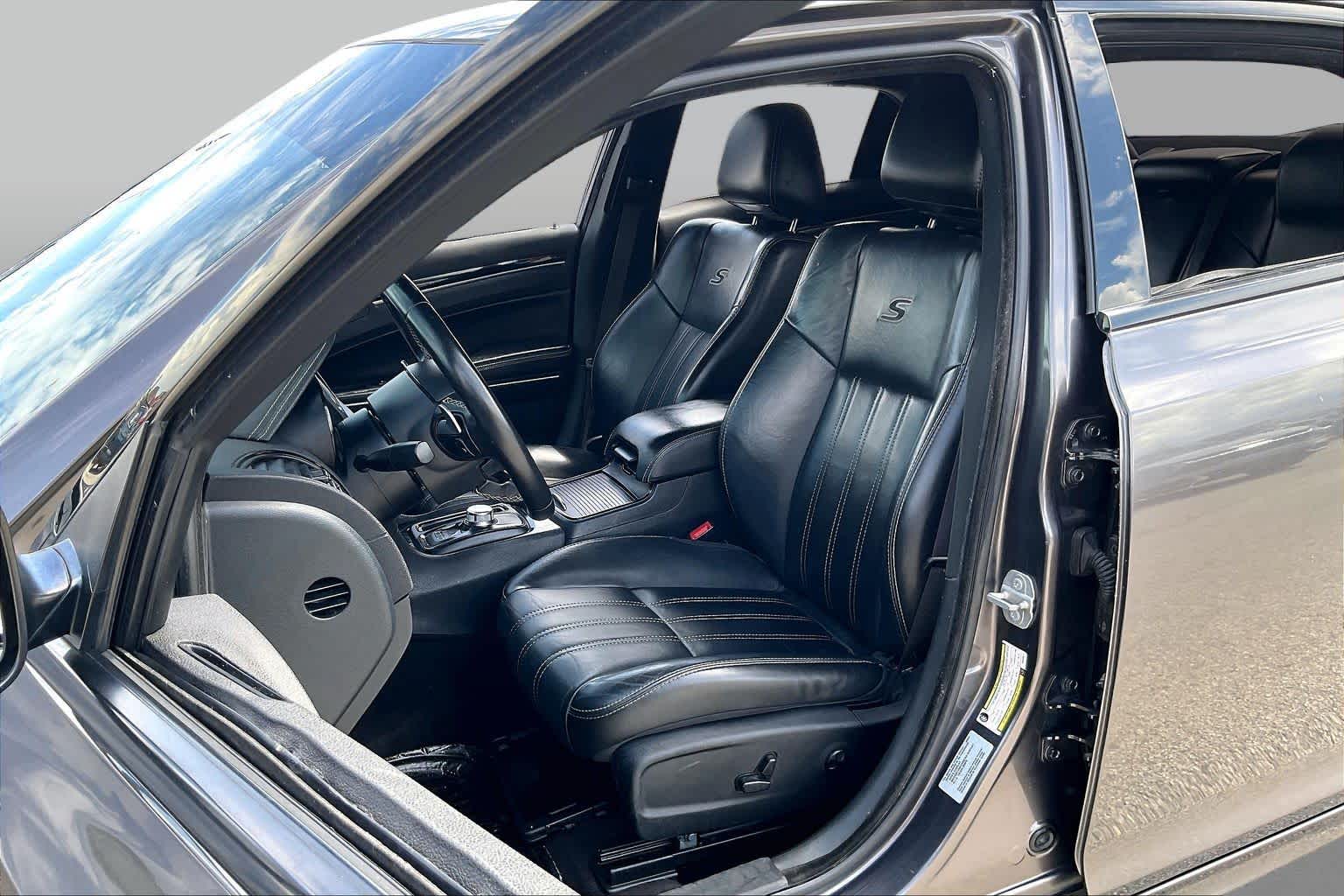 2017 Chrysler 300 photo 8 of 34