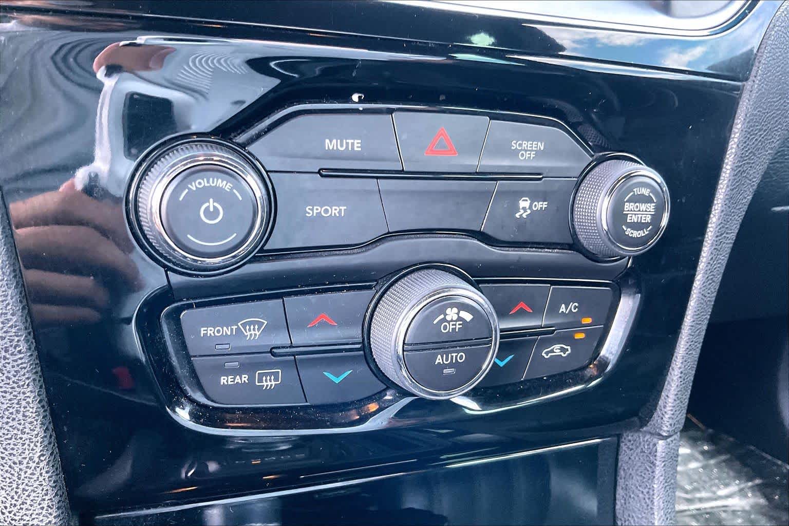 2017 Chrysler 300 photo 32 of 34