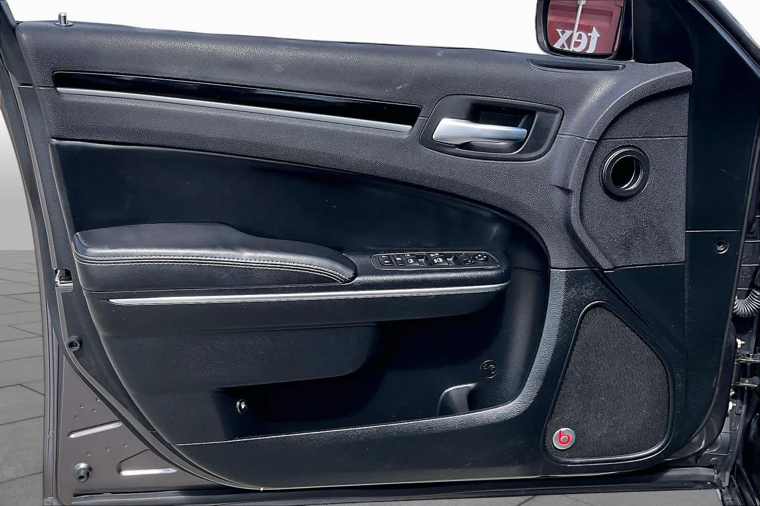 2017 Chrysler 300 photo 21 of 34