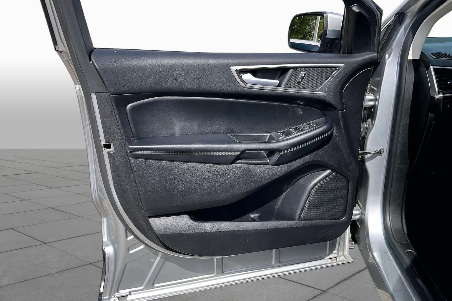 2021 Ford Edge photo 21 of 34