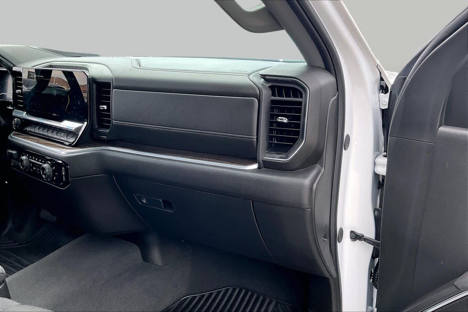 2025 Chevrolet Silverado 2500HD photo 16 of 32