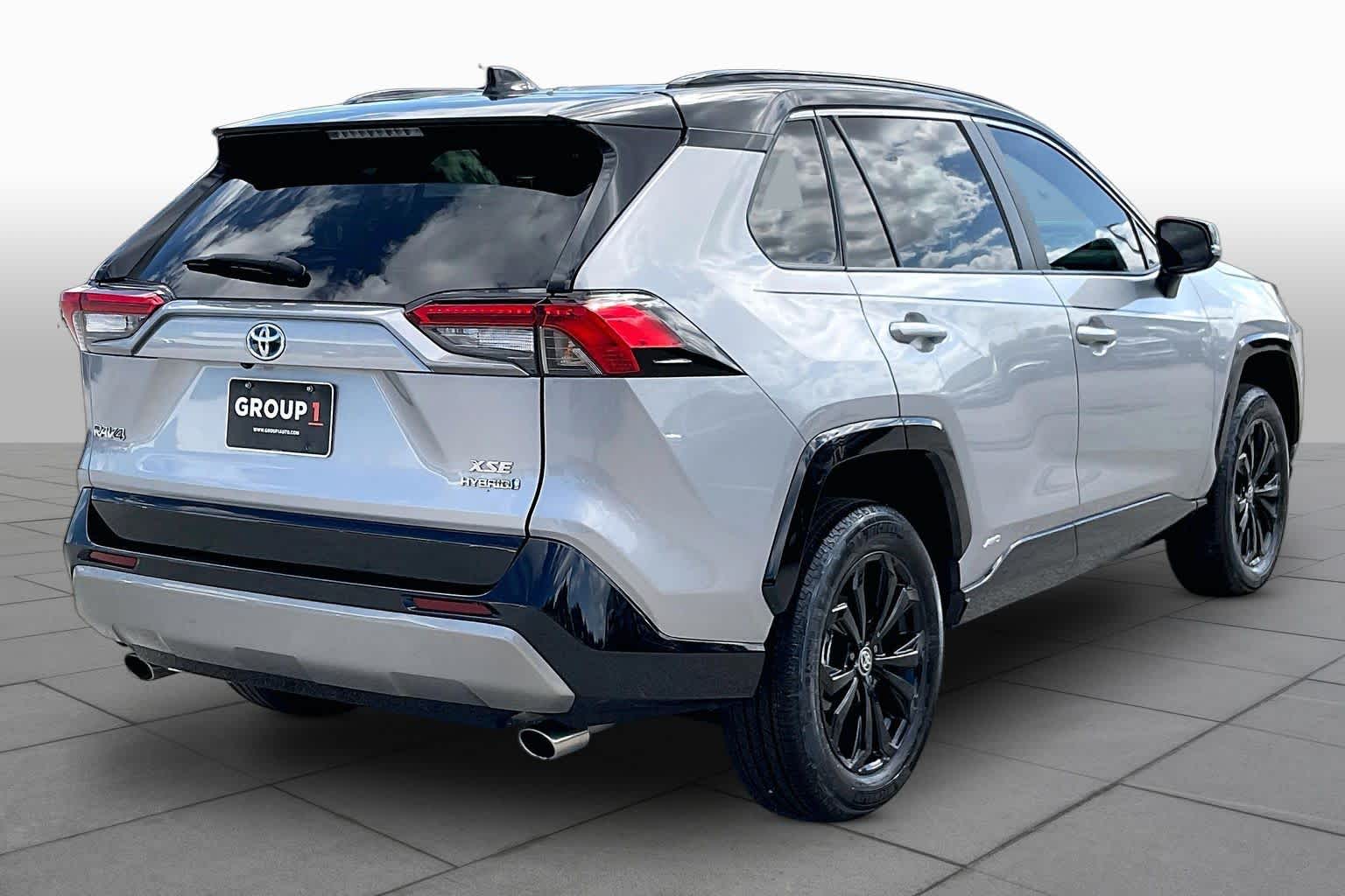 2022 Toyota RAV4 photo 12 of 34