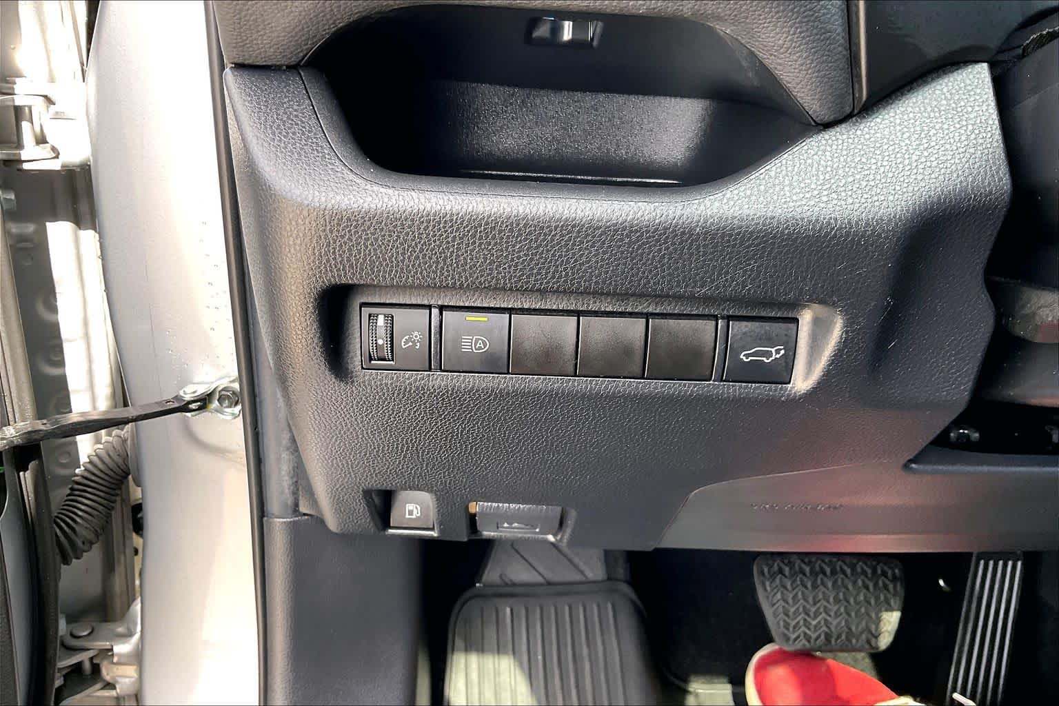 2022 Toyota RAV4 photo 14 of 34