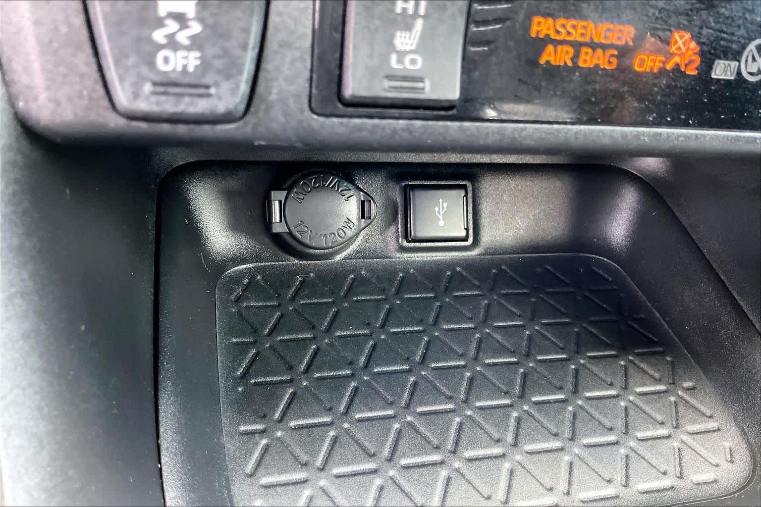 2022 Toyota RAV4 photo 32 of 34