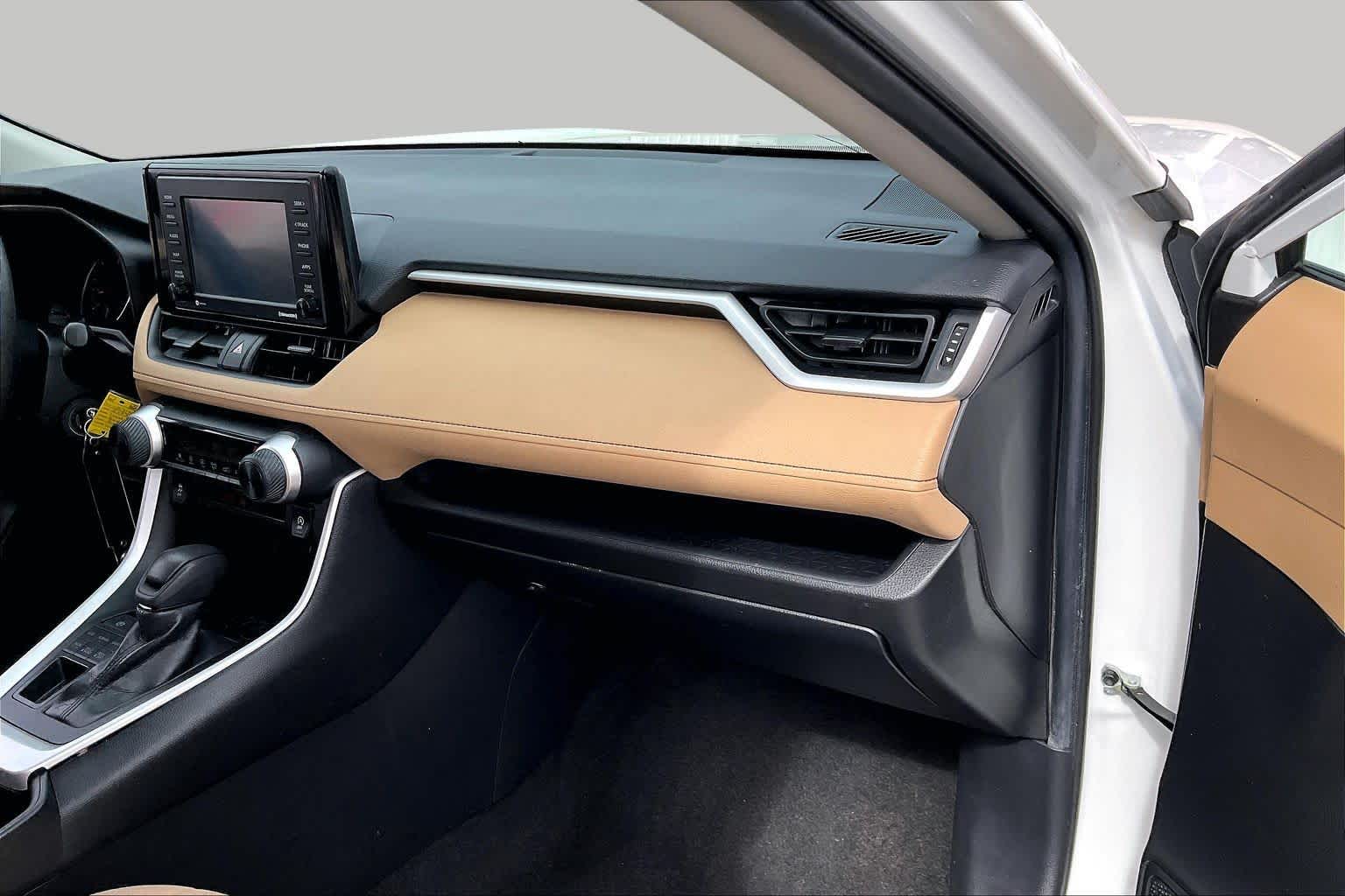 2022 Toyota RAV4 photo 17 of 33