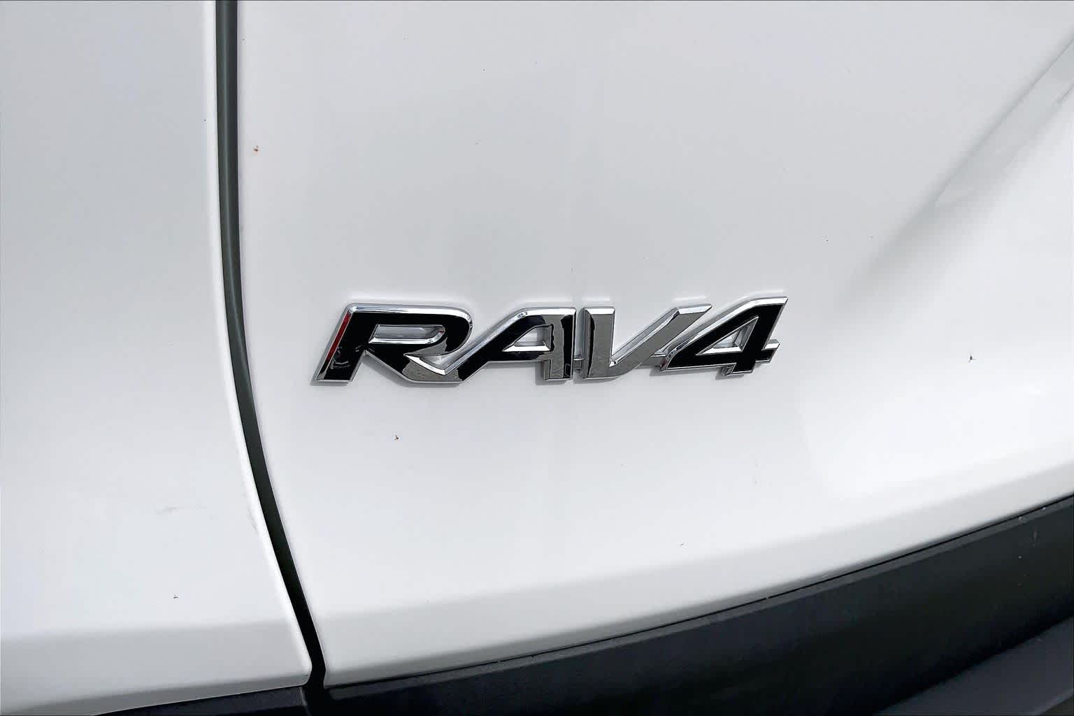 2022 Toyota RAV4 photo 9 of 33