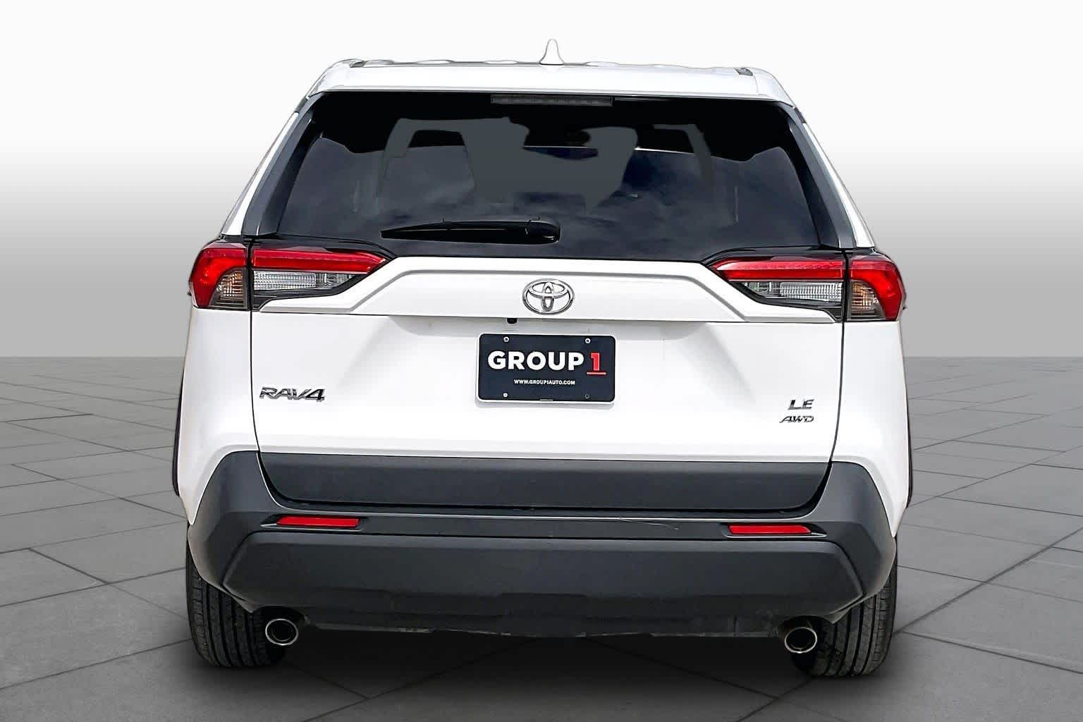 2022 Toyota RAV4 photo 4 of 33